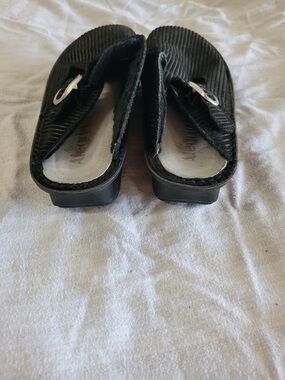 Black Women's Slide Sandals with Buckle Accent